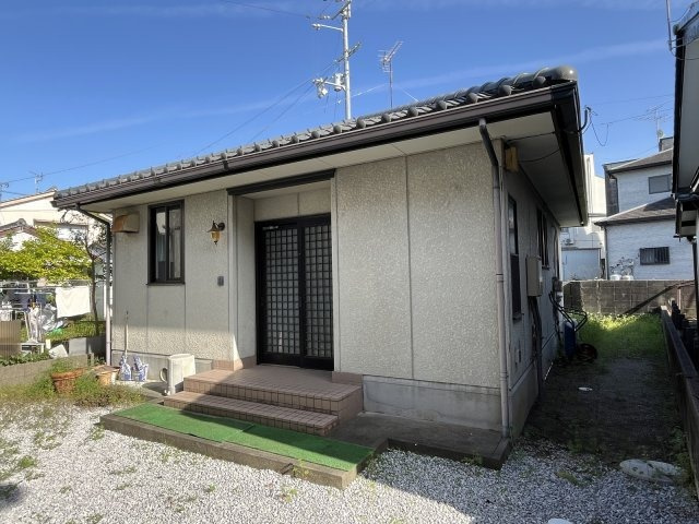 「敷地内同居ができる2棟」高知市長浜　中古一戸建ての外観|もう1棟は、落ち着いた街並みに調和する平屋です。