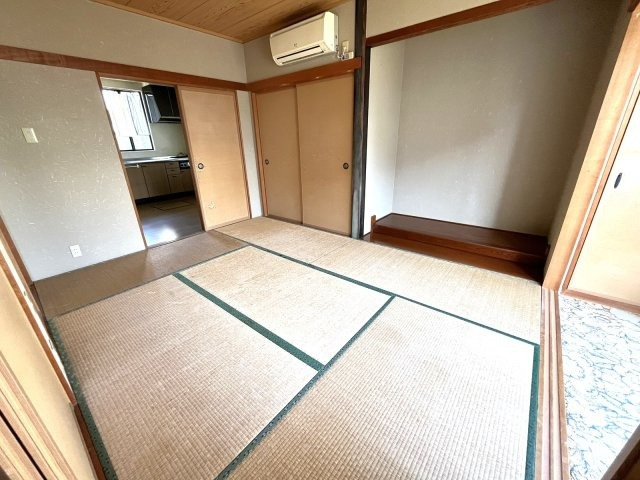 「敷地内同居ができる2棟」高知市長浜　中古一戸建ての居間・リビング|和室は床の間つきで落ち着く空間。