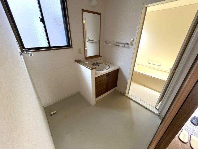 「敷地内同居ができる2棟」高知市長浜　中古一戸建ての洗面所|窓付きで換気しやすい洗面脱衣室。毎日の身支度も快適です。
