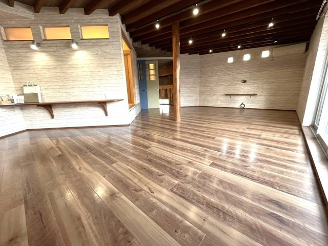 「敷地内同居ができる2棟」高知市長浜　中古一戸建ての居間・リビング|木の温もりと開放感あふれるLDK。テレワークやお子様の勉強にも便利なカウンタースペースも。