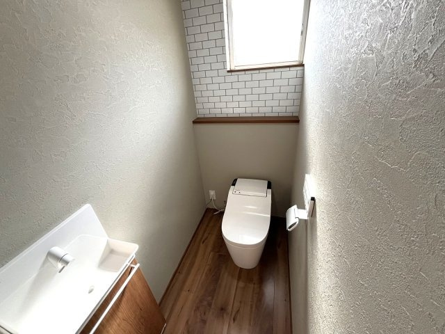 「敷地内同居ができる2棟」高知市長浜　中古一戸建てのトイレ|窓付きで明るく換気もしやすい、快適なトイレ空間。