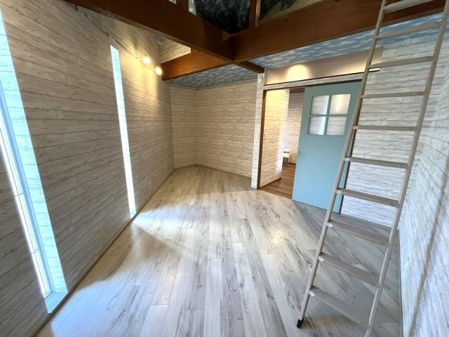 「敷地内同居ができる2棟」高知市長浜　中古一戸建ての内装|ロフト付きで空間を有効活用できる洋室。