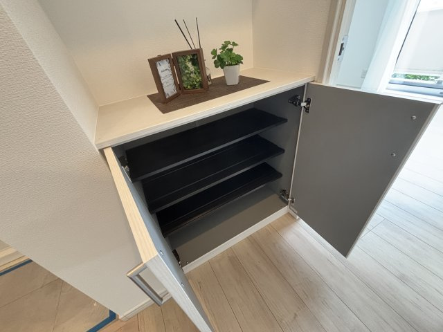 吊戸棚もついてるシューズボックスです。