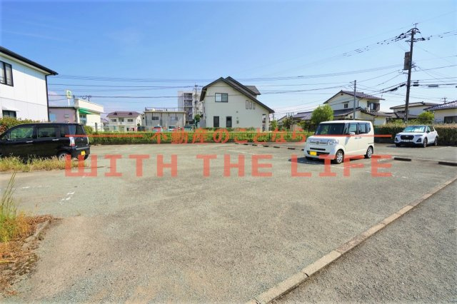 フラワーガーデン津福【10,000円キャッシュバック対象物件】の駐車場|駐車場があるので、車を買う予定の方も安心です
