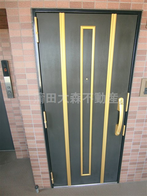 フェニックス大森町の玄関