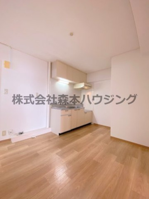 【居間・リビング】 | 　丸信リバーサイドコーポ1棟 | 広々とした居間です