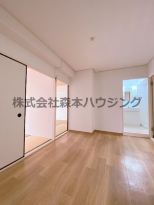 【居間・リビング】 | 　丸信リバーサイドコーポ1棟 | こちらの居間で趣味の時間をお楽しみください