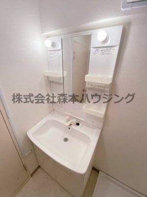 【独立洗面台】 | 　丸信リバーサイドコーポ1棟 | 朝の身支度には欠かせない独立洗面化粧台