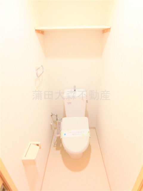 ラインハウス池上のトイレ|棚と温水洗浄便座付きのトイレ