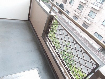 ハピネスＡのバルコニー|暖かな日差しのふりそそぐバルコニー