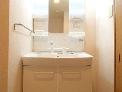 ハピネスＡの洗面所|ゆったりとスペースのある洗面所