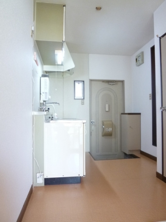 タカシマハイツの玄関|収納もある玄関です