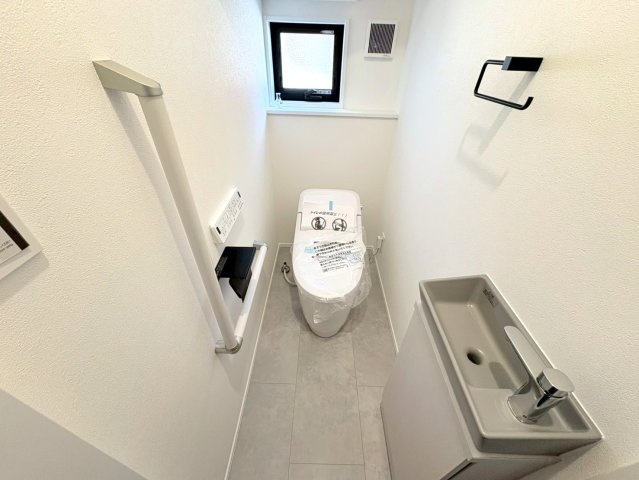 ダイマルタウン　岐阜市中鶉第10　全４区画分譲のトイレ|新素材「アクアセラミック」は、便器洗浄やお掃除をするたび汚物を浮かせて洗い流すのでお掃除楽々です。