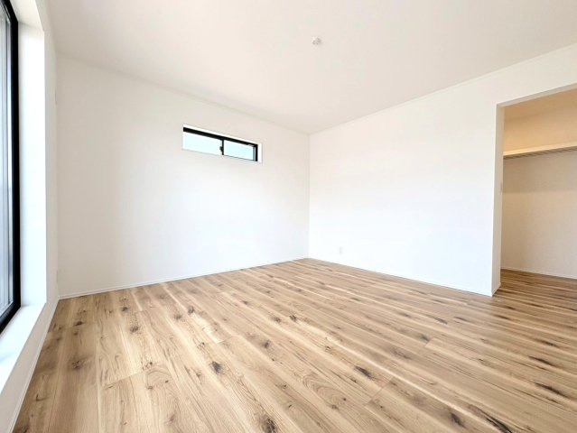 ダイマルタウン　岐阜市中鶉第10　全４区画分譲の寝室|全居室に大型収納を設置。高性能な断熱材で丸ごと覆った高気密・高断熱の家で、夏も冬も快適に過ごせます。