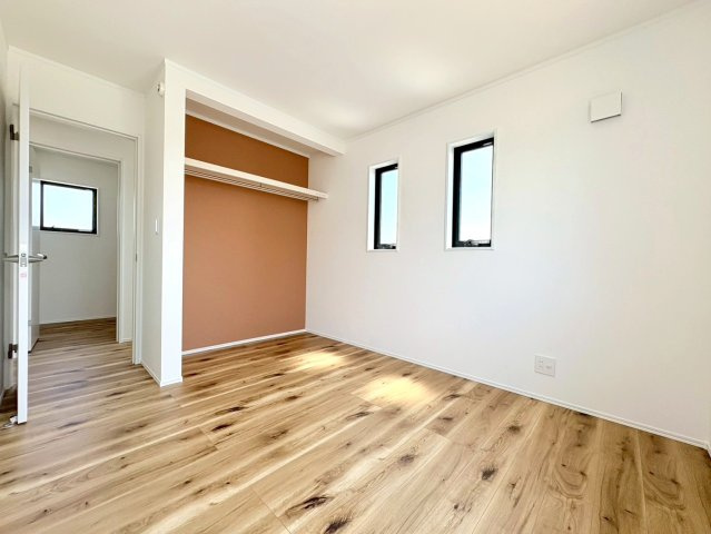 ダイマルタウン　岐阜市中鶉第10　全４区画分譲の洋室|全居室に大型収納を設置。窓ガラスは断熱性能や結露防止効果の高いLOW-E複層ガラスを採用しています。