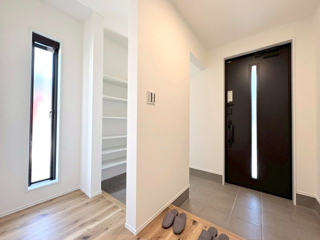 ダイマルタウン　岐阜市中鶉第10　全４区画分譲の玄関|シューズ収納付きで玄関周りもすっきり！玄関ドアからの光が玄関ホールを明るくしてくれます。
