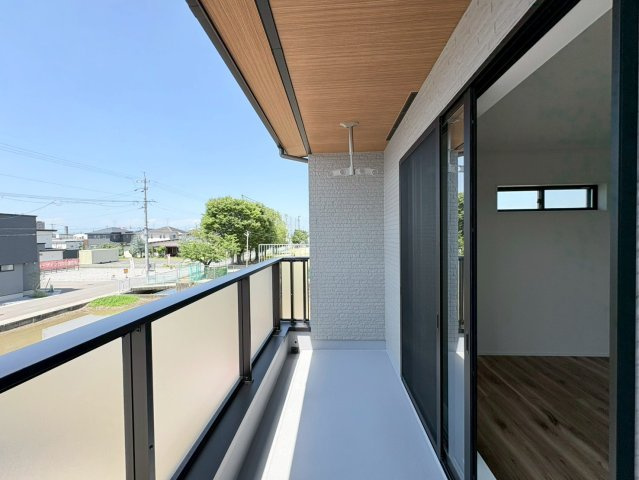 ダイマルタウン　岐阜市中鶉第10　全４区画分譲のバルコニー|バルコニーは南向きで洗濯物もよく乾きます！強度と表面積硬度を持つFPRで防水しています。
