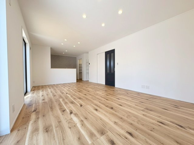 ダイマルタウン　岐阜市中鶉第10　全４区画分譲の居間・リビング|シンプルで温かみのあるナチュラルテイストのリビングダイニング。広々設計でゆとりのある空間です。