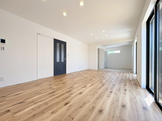 ダイマルタウン　岐阜市中鶉第10　全４区画分譲の居間・リビング|シンプルで温かみのあるナチュラルテイストのリビングダイニング。広々設計でゆとりのある空間です。