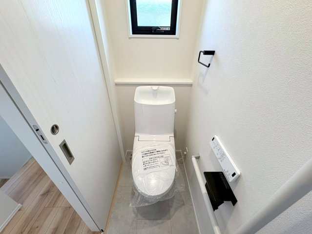 ダイマルタウン　岐阜市中鶉第10　全４区画分譲のトイレ|新素材「アクアセラミック」は、便器洗浄やお掃除をするたび汚物を浮かせて洗い流すのでお掃除楽々です。