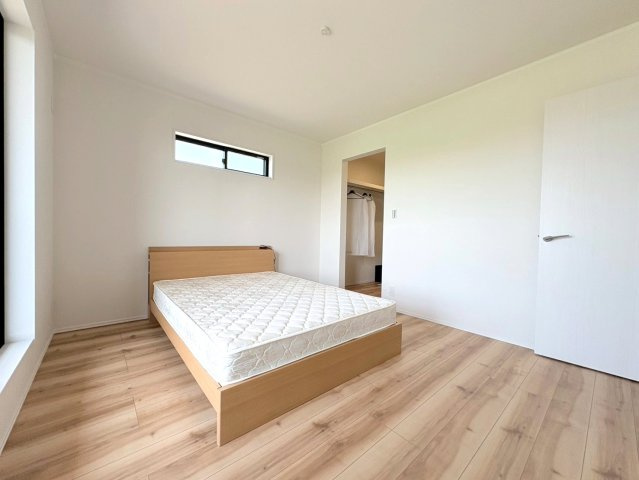 ダイマルタウン　岐阜市中鶉第10　全４区画分譲の寝室|全居室に大型収納を設置。高性能な断熱材で丸ごと覆った高気密・高断熱の家で、夏も冬も快適に過ごせます。