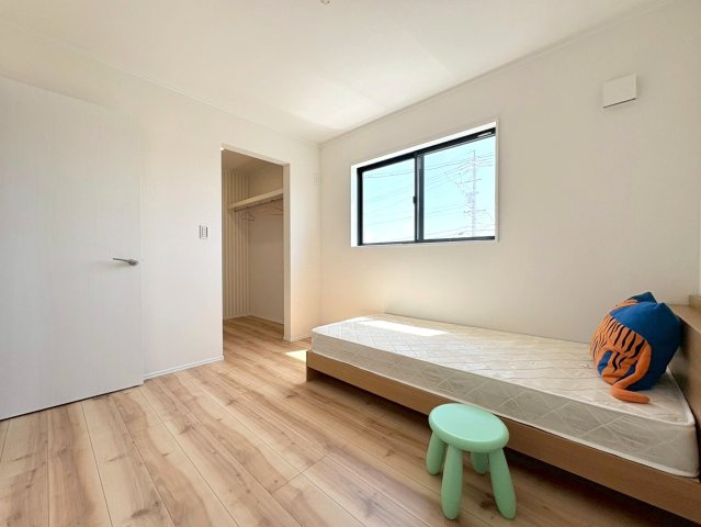 ダイマルタウン　岐阜市中鶉第10　全４区画分譲の洋室|全居室に大型収納を設置。窓ガラスは断熱性能や結露防止効果の高いLOW-E複層ガラスを採用しています。