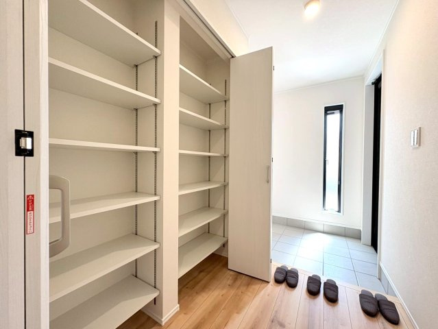 ダイマルタウン　岐阜市中鶉第10　全４区画分譲の玄関|シューズ収納付きで玄関周りもすっきり！玄関ドアからの光が玄関ホールを明るくしてくれます。