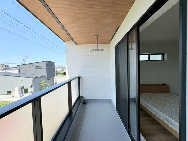 ダイマルタウン　岐阜市中鶉第10　全４区画分譲のバルコニー|バルコニーは南向きで洗濯物もよく乾きます！強度と表面積硬度を持つFPRで防水しています。