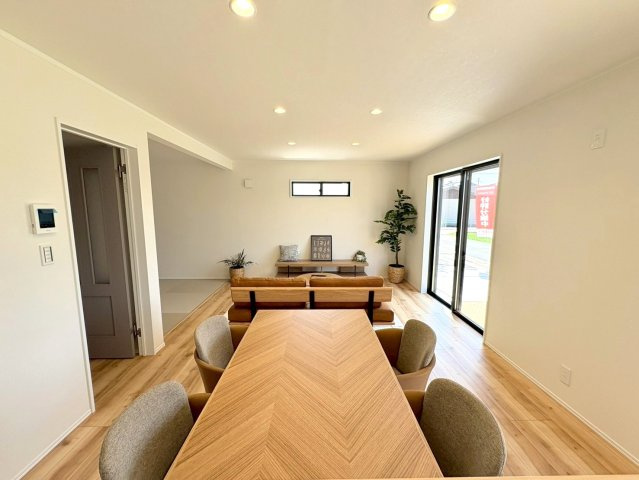 ダイマルタウン　岐阜市中鶉第10　全４区画分譲の居間・リビング|※家具配置イメージ　シンプルで温かみのあるナチュラルテイストのリビングダイニング。