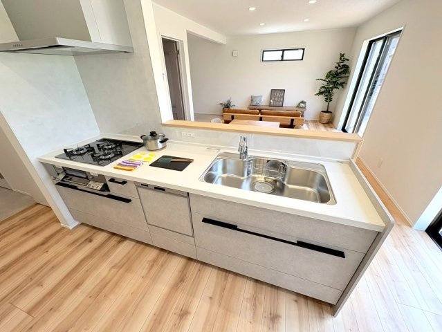 ダイマルタウン　岐阜市中鶉第10　全４区画分譲のキッチン|※家具配置イメージ　家事の時間短縮・節水にもなる食器洗い乾燥機付き。