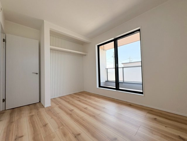 ダイマルタウン　岐阜市中鶉第10　全４区画分譲の洋室|全居室に大型収納を設置。窓ガラスは断熱性能や結露防止効果の高いLOW-E複層ガラスを採用しています。