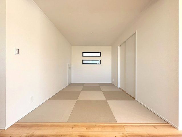ダイマルタウン　岐阜市中鶉第10　全４区画分譲の洋室|全居室に大型収納を設置。窓ガラスは断熱性能や結露防止効果の高いLOW-E複層ガラスを採用しています。