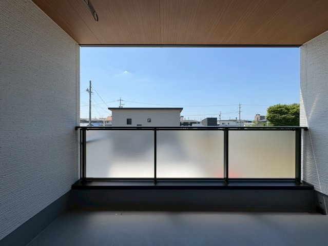 ダイマルタウン　岐阜市中鶉第10　全４区画分譲のバルコニー|バルコニーは南向きで洗濯物もよく乾きます！強度と表面積硬度を持つFPRで防水しています。