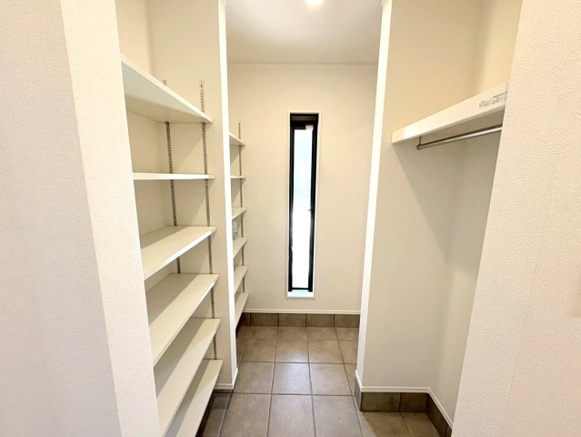 ダイマルタウン　岐阜市中鶉第10　全４区画分譲の収納|24時間換気システムは窓を開けなくても外気の空気を室内に入れ室内の空気を外に排出します。