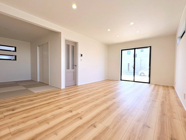 ダイマルタウン　岐阜市中鶉第10　全４区画分譲の居間・リビング|シンプルで温かみのあるナチュラルテイストのリビングダイニング。広々設計でゆとりのある空間です。