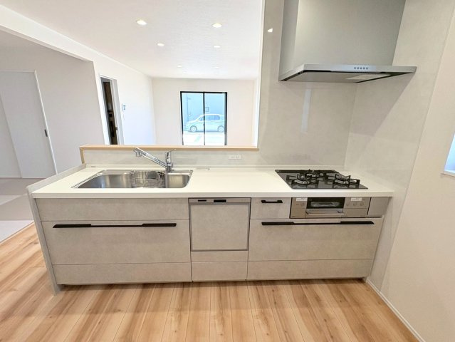 ダイマルタウン　岐阜市中鶉第10　全４区画分譲の居間・リビング|シンプルで温かみのあるナチュラルテイストのリビングダイニング。広々設計でゆとりのある空間です。