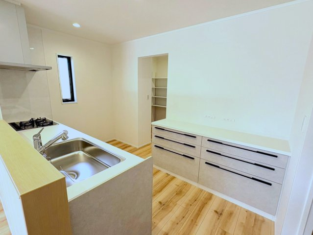 ダイマルタウン　岐阜市中鶉第10　全４区画分譲のキッチン|家事の時間短縮・節水にもなる食器洗い乾燥機付き。浄水器付き水栓で、いつでもきれいな水が使えます。　　