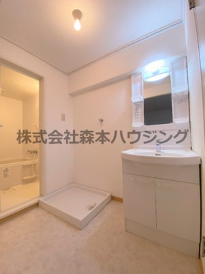 【洗面所】 | 　丸信リバーサイドコーポ2棟 | ゆったりとスペースのある洗面所