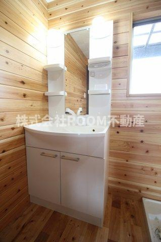 ひなたアパートの独立洗面台|朝の支度にも助かる、独立の洗髪洗面化粧台