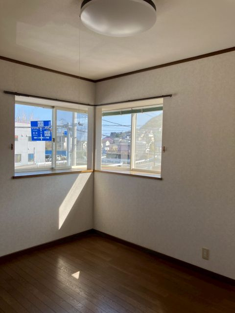 「南向き角地」高知市長浜　中古一戸建ての洋室|子供部屋や書斎に最適。コンパクトで使いやすい一室。