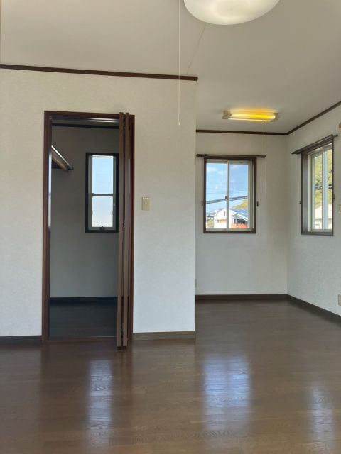 「南向き角地」高知市長浜　中古一戸建ての洋室|角部屋で2面採光！風通しの良い洋室。