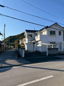 「南向き角地」高知市長浜　中古一戸建ての前面道路含む現地写真|角地で開放的な立地。