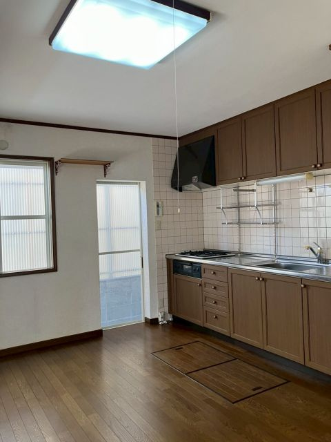 「南向き角地」高知市長浜　中古一戸建てのキッチン|明るく、使い勝手の良いシステムキッチン。