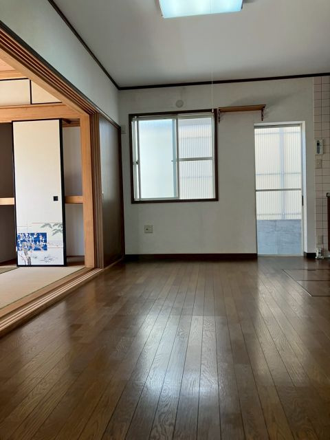 「南向き角地」高知市長浜　中古一戸建てのキッチン|隣接する和室と繋げると、さらに広い空間に。