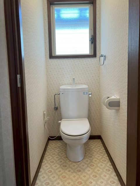 「南向き角地」高知市長浜　中古一戸建てのトイレ|小窓付きで明るく衛生的なトイレ空間。