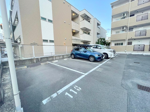 グランドールフジタの駐車場