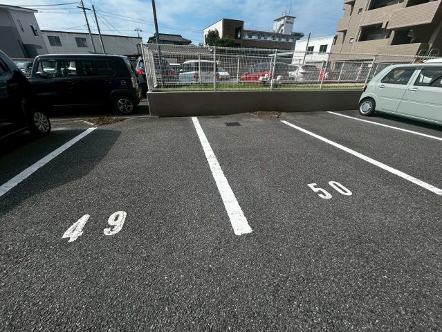 サーパス中須賀の駐車場