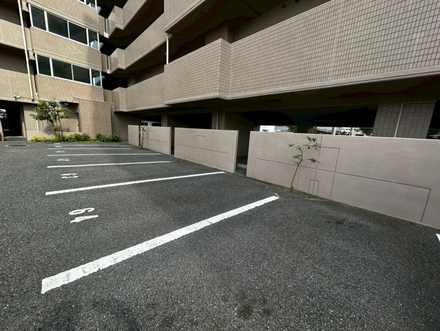 サーパス中須賀の駐車場