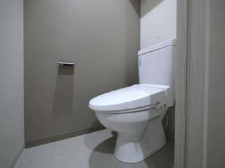 【トイレ】 | Alivisドーム前 | 落ち着いた色調のトイレです