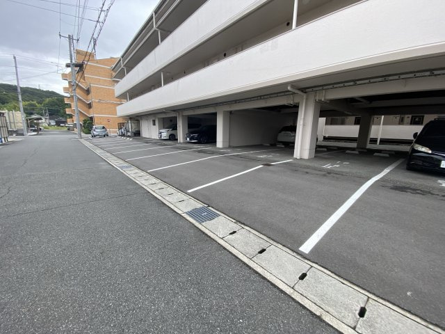 シャトー日東Bの駐車場
